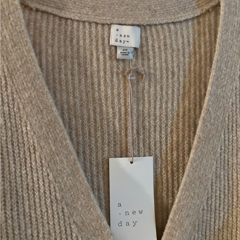 TAN LADIES SWEATER. - Picture 3 of 5